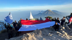Khatulistiwa Universitas Paramadina Kibarkan Bendera Merah Putih Raksasa di Tiga Gunung Tertinggi Jawa Tengah, Peringati HUT RI ke-81