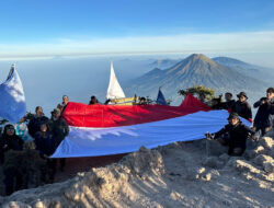 Khatulistiwa Universitas Paramadina Kibarkan Bendera Merah Putih Raksasa di Tiga Gunung Tertinggi Jawa Tengah, Peringati HUT RI ke-81